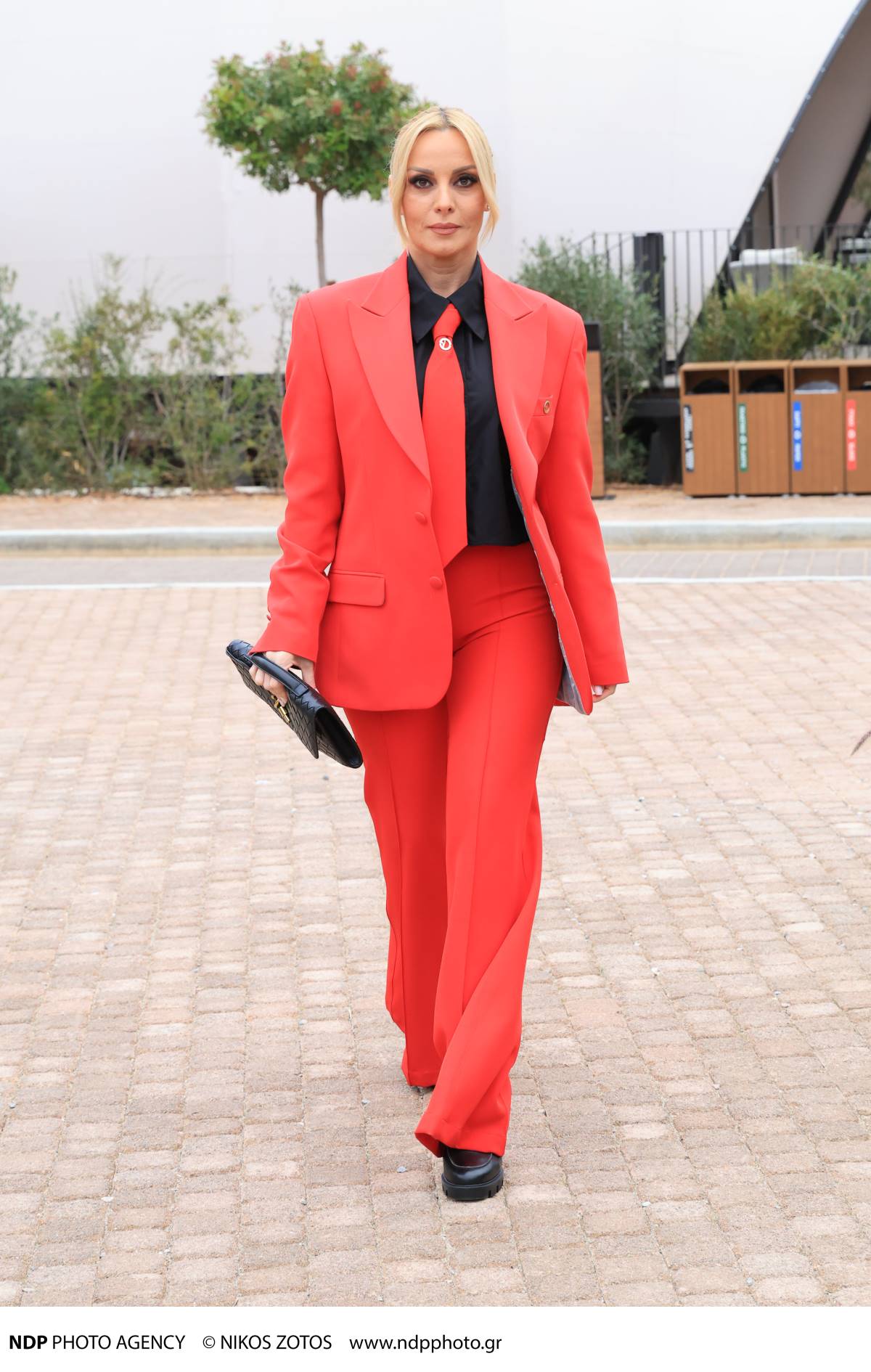 H Πέγκυ Ζήνα με κόκκινο κοστούμι