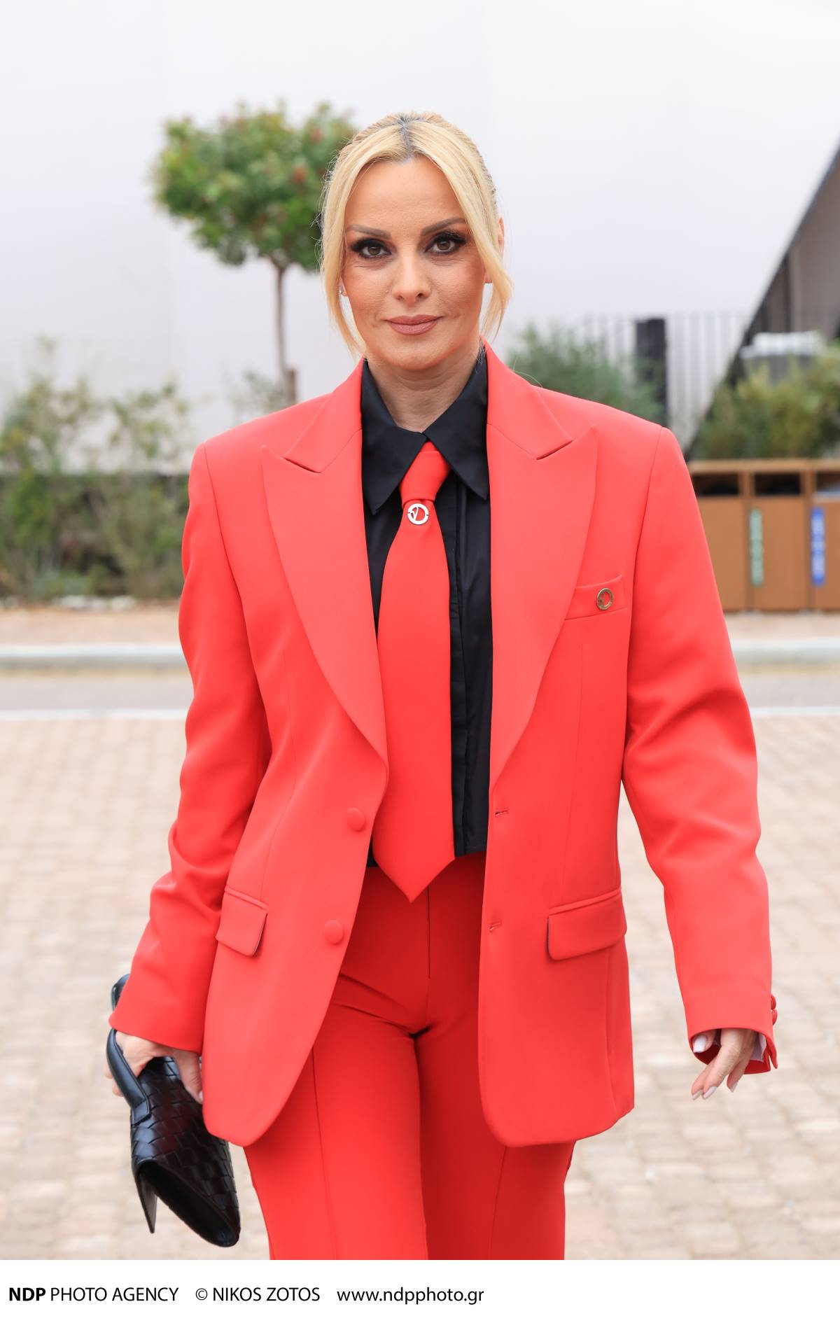 H Πέγκυ Ζήνα με κόκκινο κοστούμι
