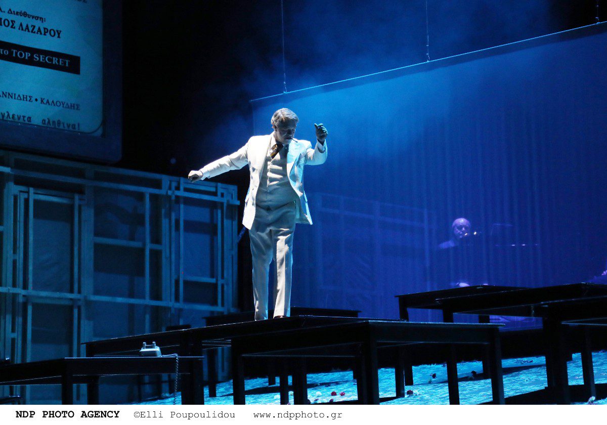 Ο Γιάννης Τσορτέκης στη σκηνή του Παλλάς