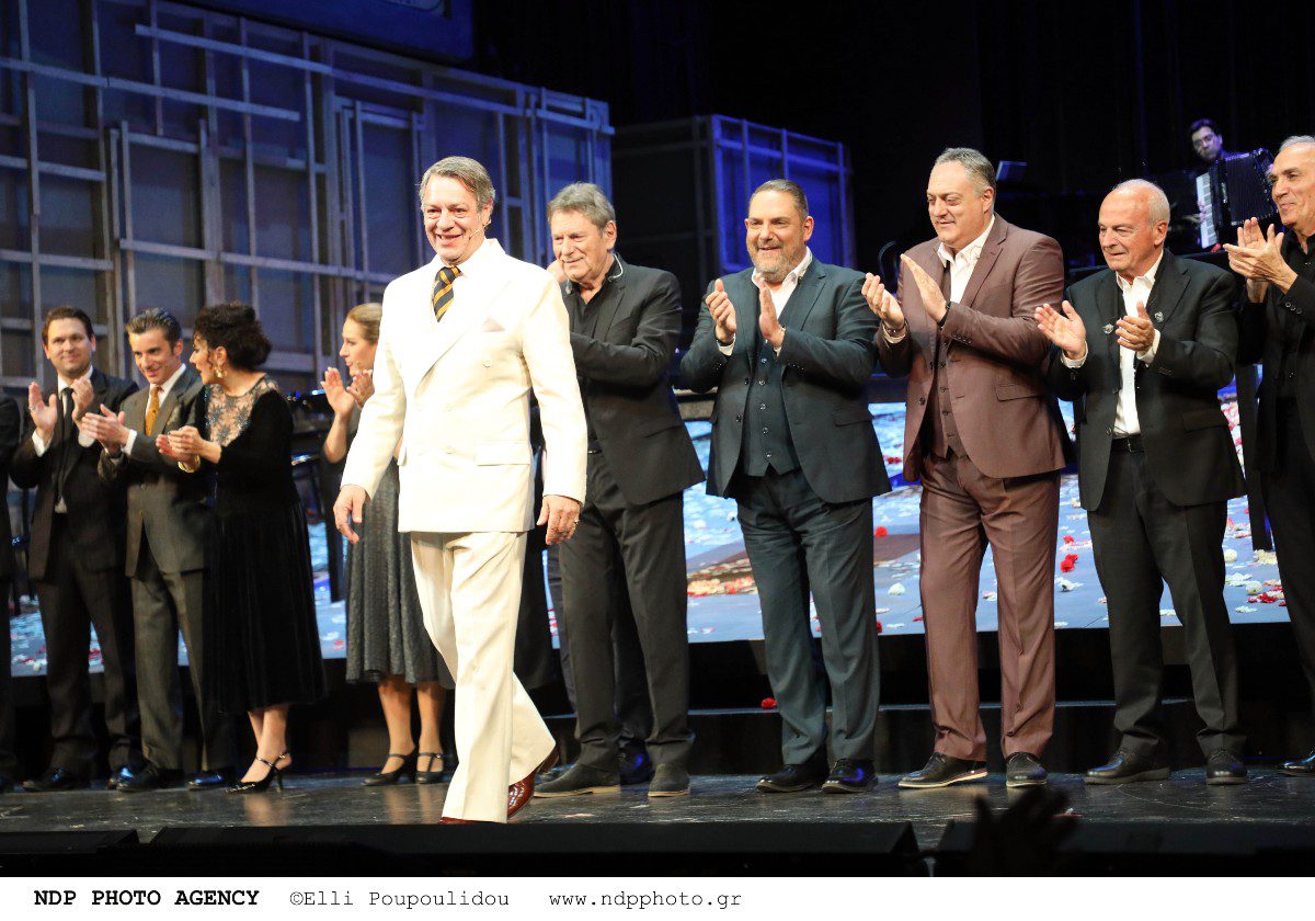 Ο Γιάννης Τσορτέκης στη σκηνή του Παλλάς