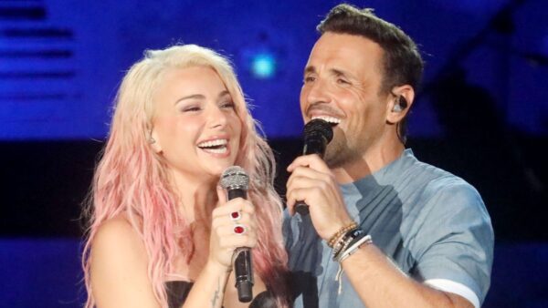 Η Ζόζεφιν και ο Νίκος Βέρτης τραγουδούν στην σκηνή