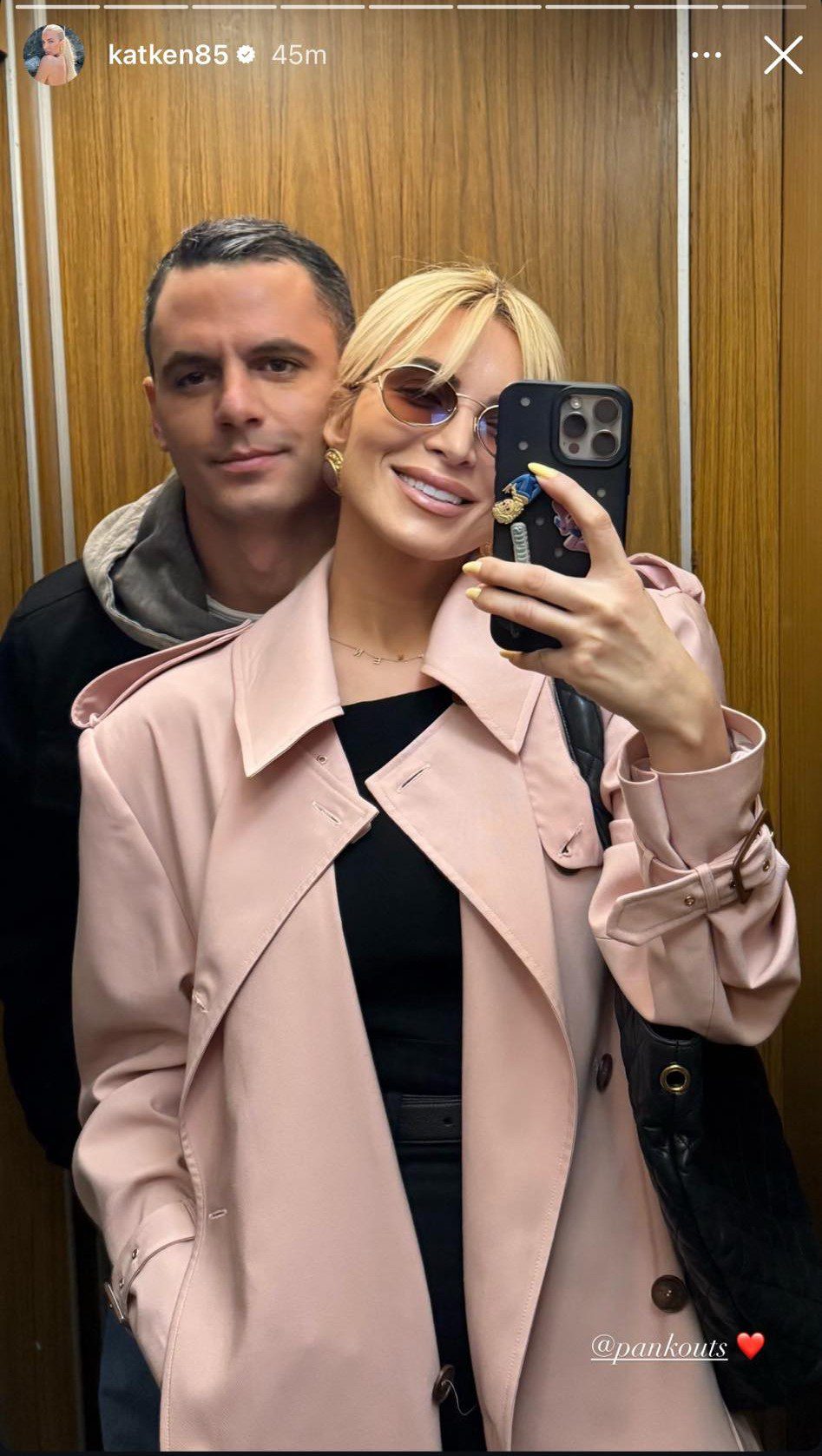 Η Καινούργιου και ο Κουτσουμπής σε καθρέφτη σε ασανσέρ