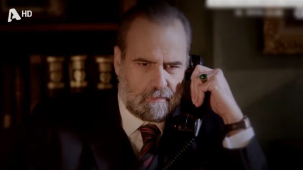 Ο Παύλος στον άγιο έρωτα μιλάει στο τηλέφωνο