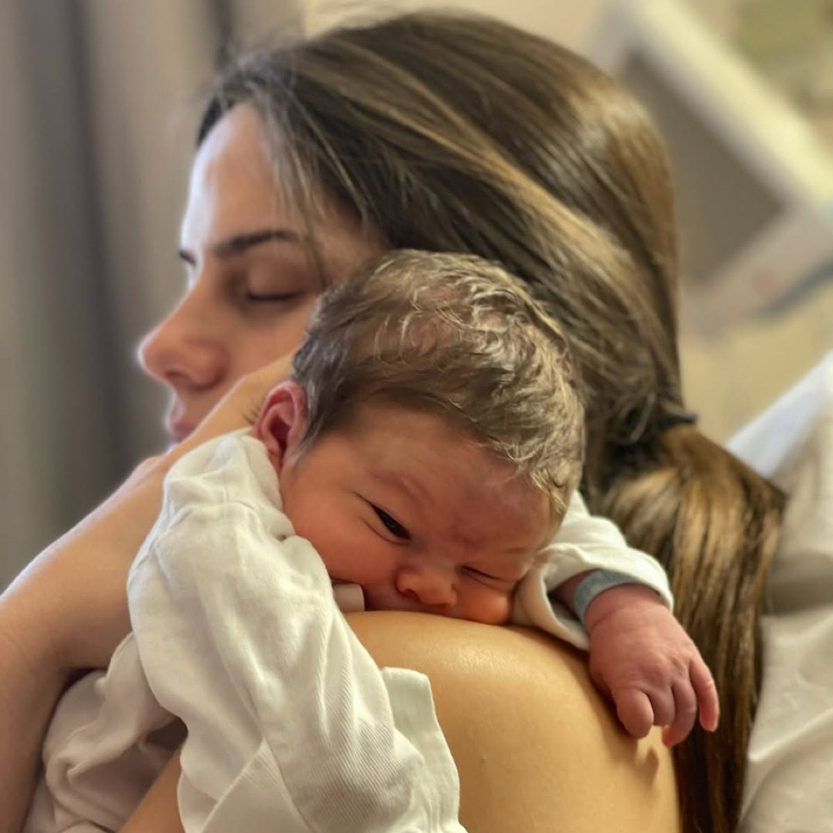 Η Σοφία Φυρού με τον γιο της στο μαιευτήριο