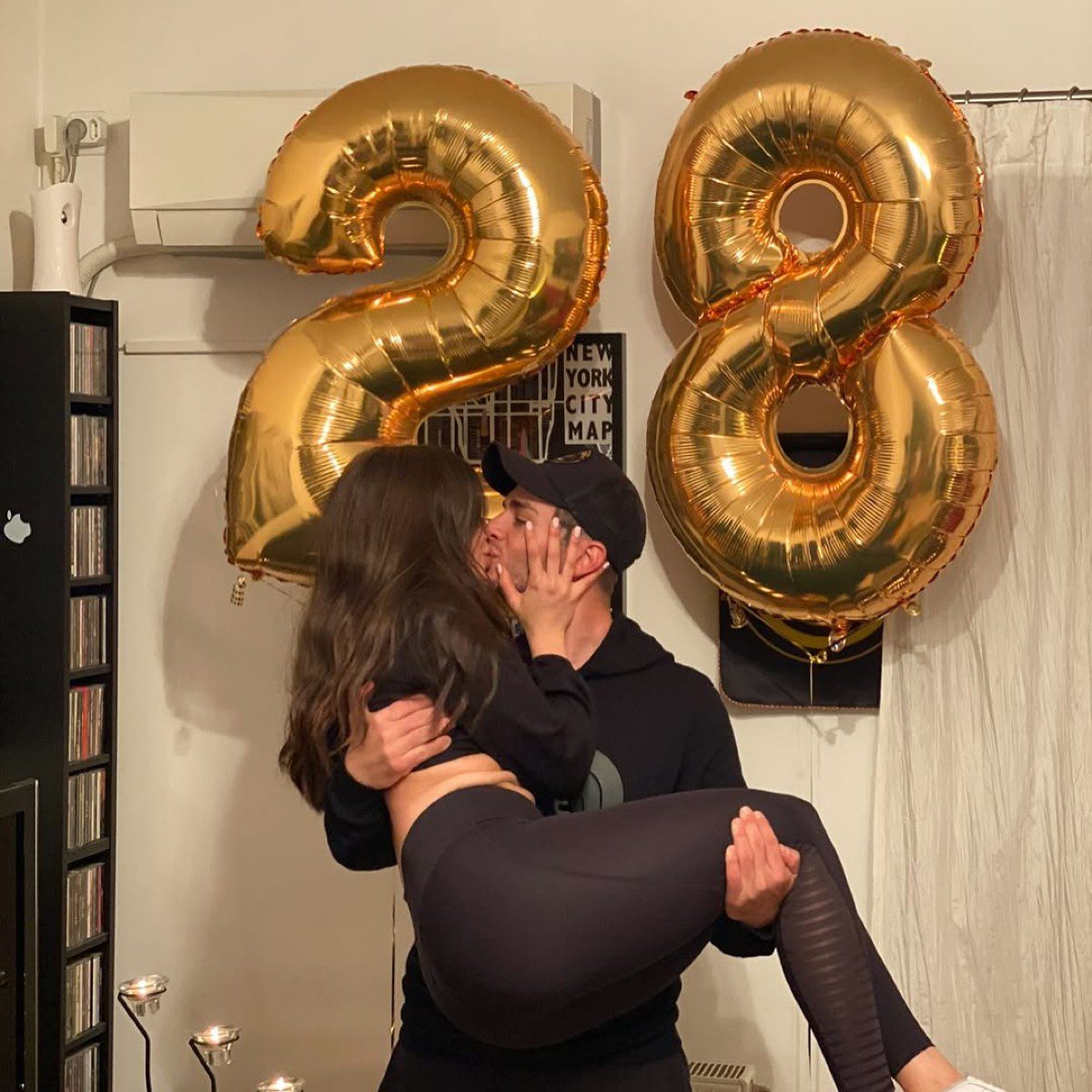 O Αλέξανδρος Κοψιάλης και η Σοφία Φυρού φιλιούνται αγκαλιά