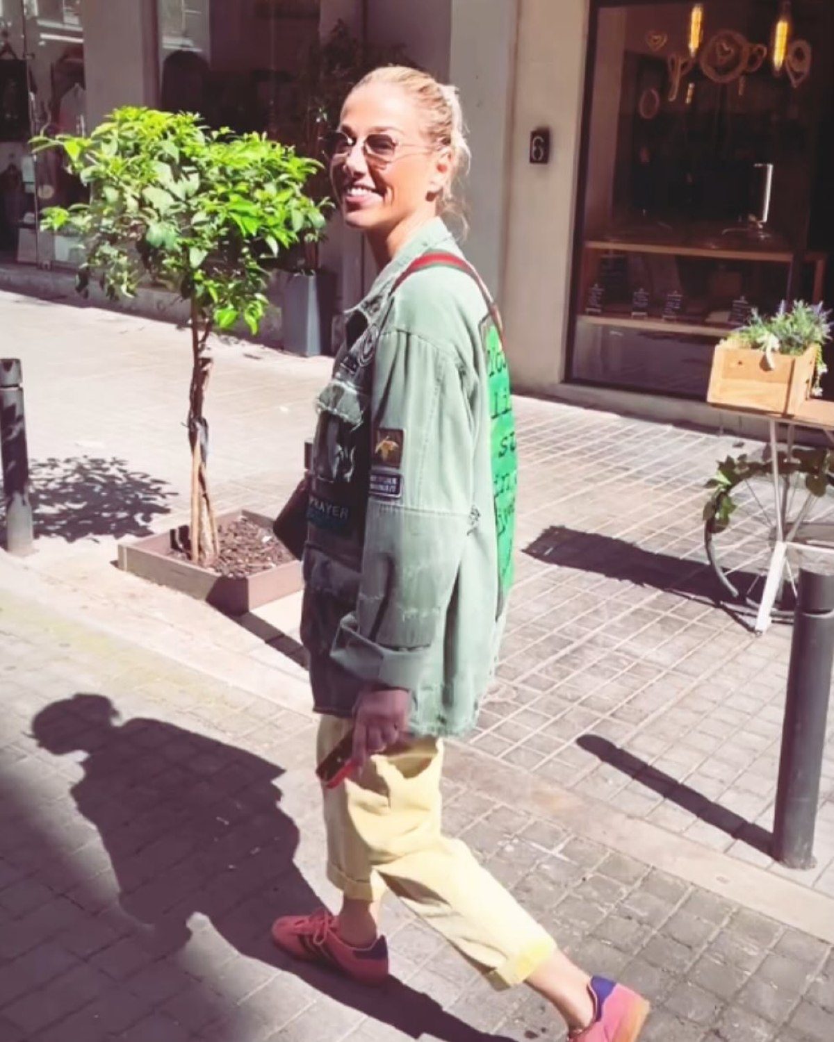 Η Έφη Αλεβίζου χαμογελαστή στον δρόμο