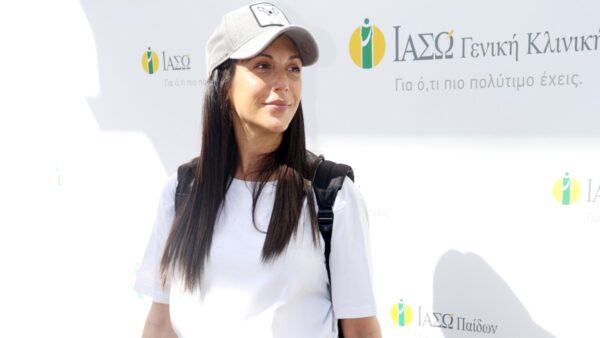 Η Ανθή Βούλγαρη έξω από το μαιευτήριο