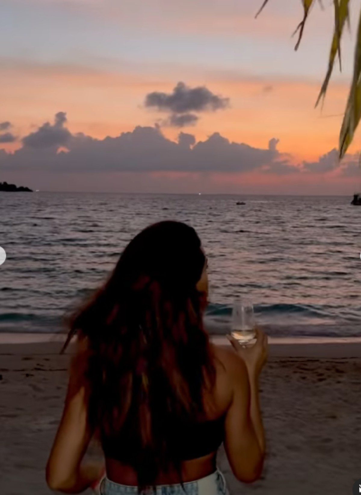 Η Μαρία Αντωνά μπροστά από το ηλιοβασίλεμα στο Μπαλί