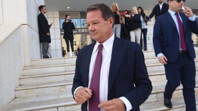 Ο Απόστολος Λύτρας έξω από τα δικαστήρια