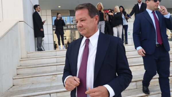 Ο Απόστολος Λύτρας έξω από τα δικαστήρια