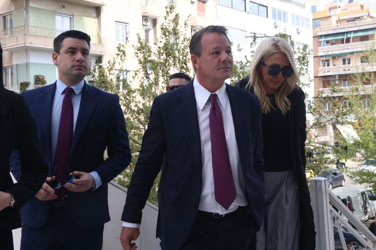 Ο Απόστολος Λύτρας και η Θεοδώρα Παπαδοπούλου στο δικαστήριο.