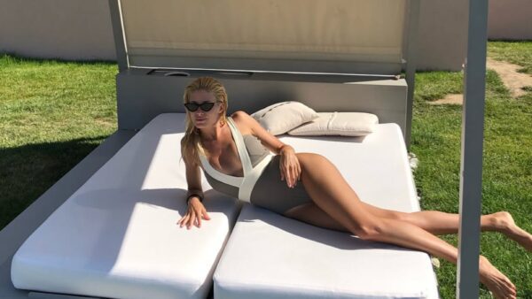 H Ευαγγελία Αραβανή στην πισίνα