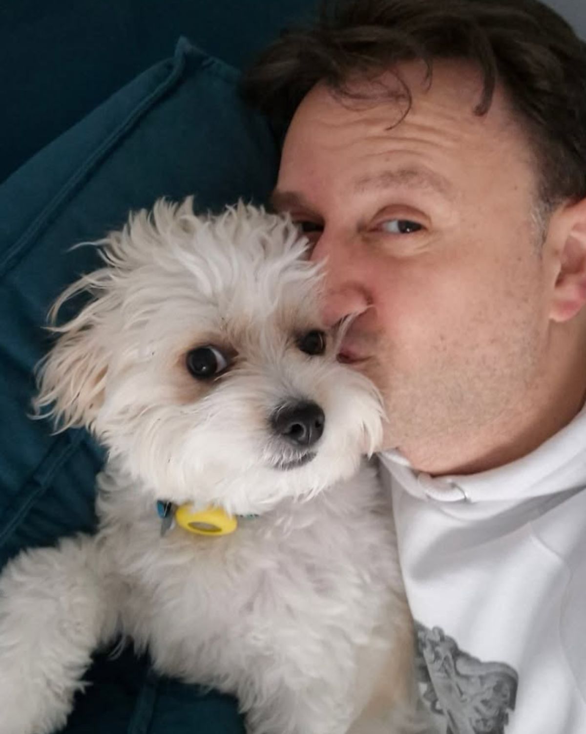 Ο Αργύρης Αγγέλου στο Instagram με το σκυλάκι του