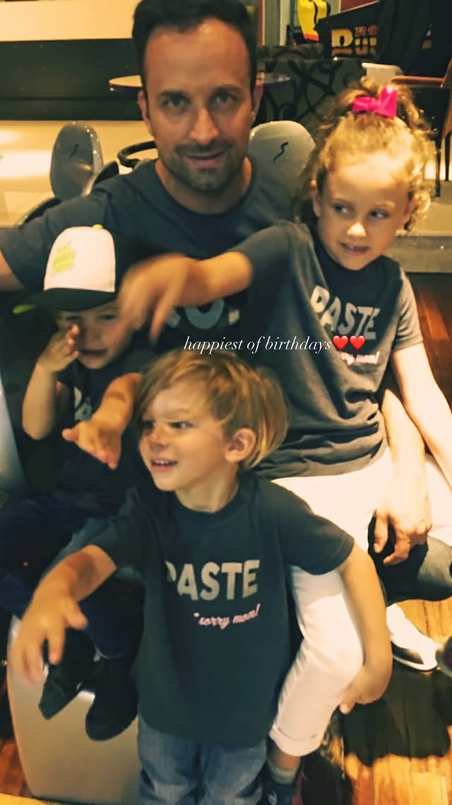 Η Αρυάνα Λιανού με τον μπαμπά της και τα αδέρφια της, Ιάσωνα και Κωνσταντίνο