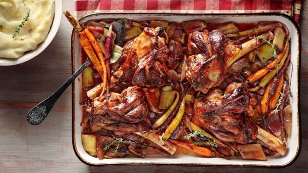 Αρνί κότσι με πολύχρωμα καρότα