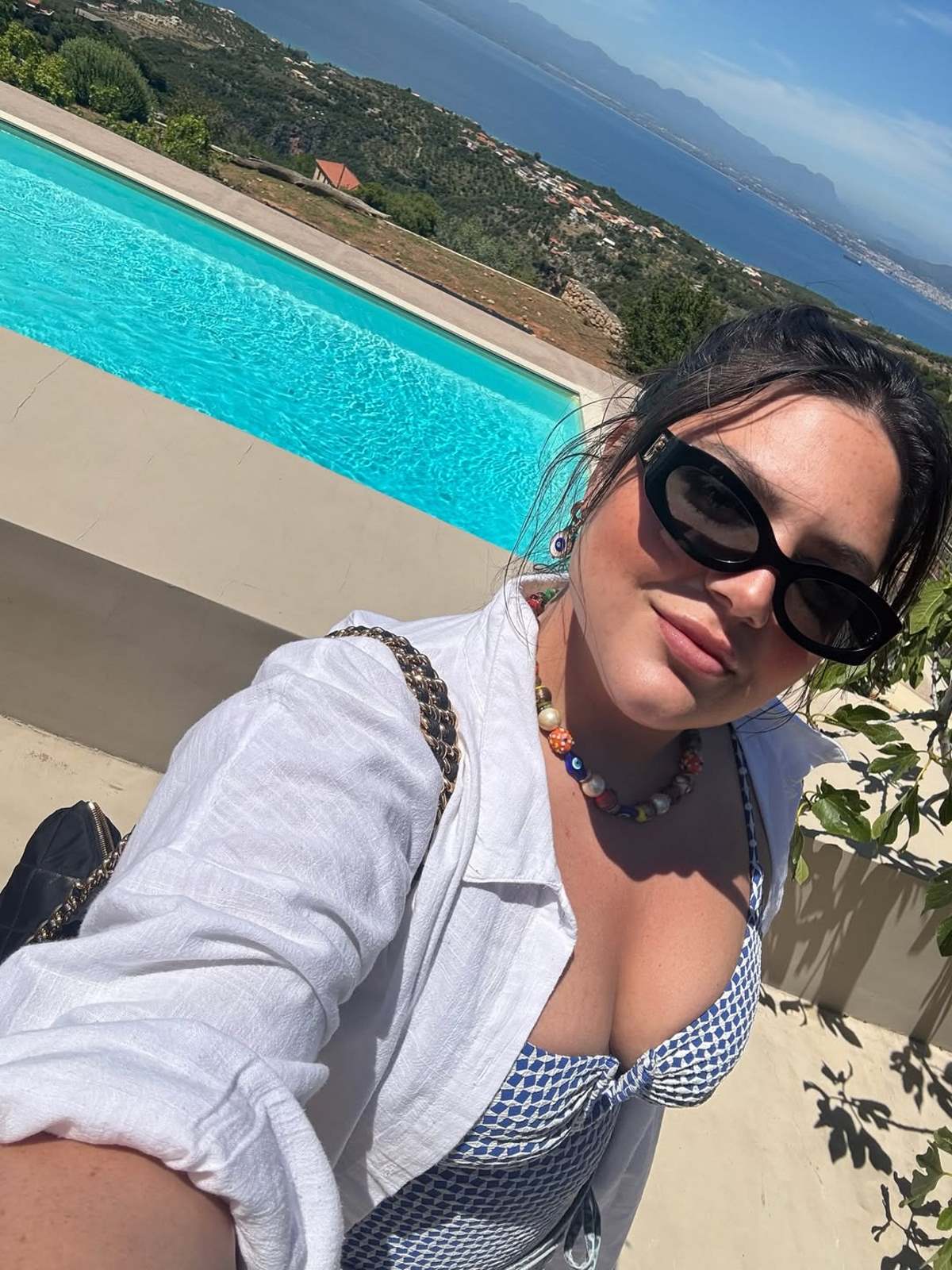 Η Δανάη Μπάρκα στην πισίνα