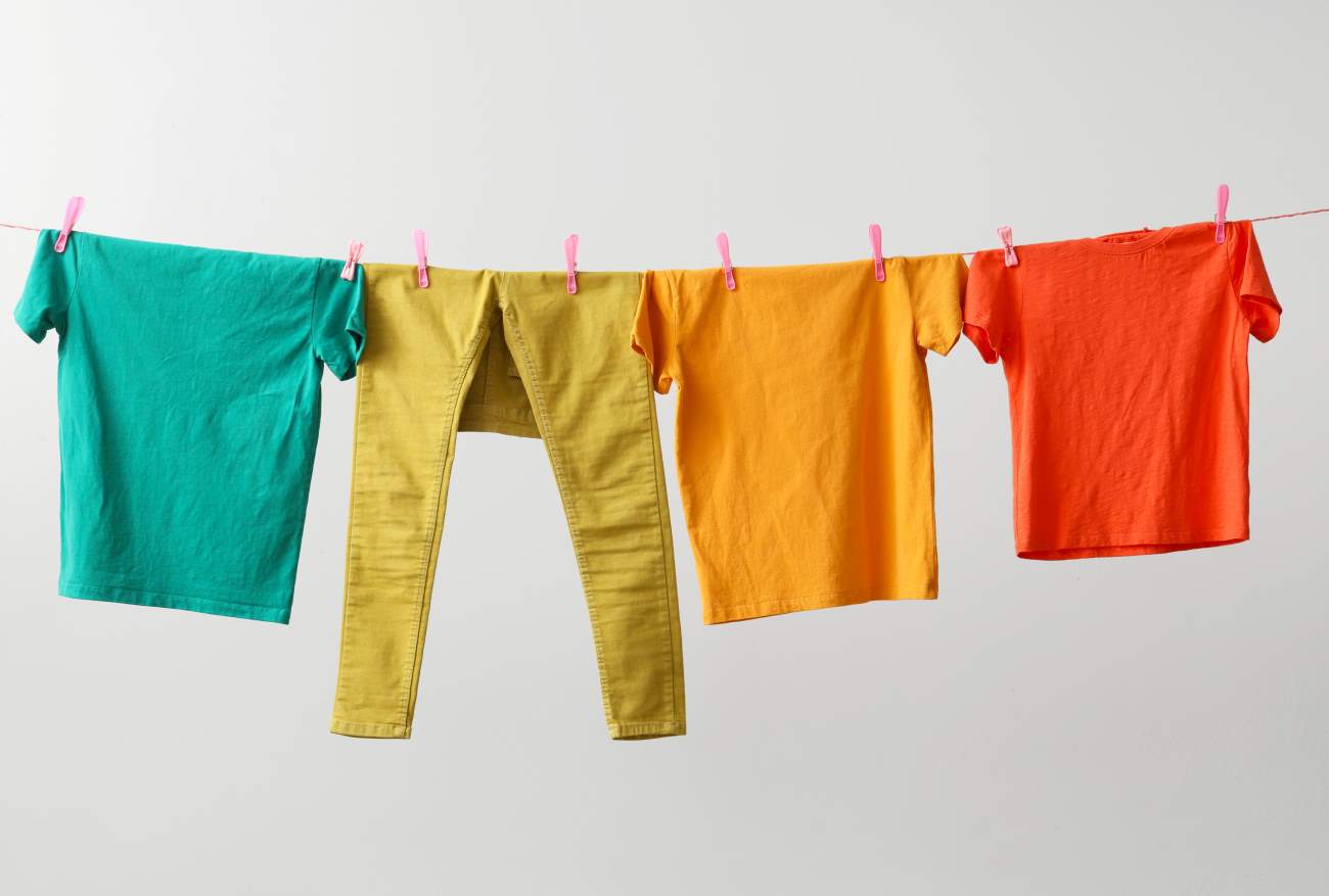 Ρούχα χρωματιστά σε σχοινί απλωμένα
