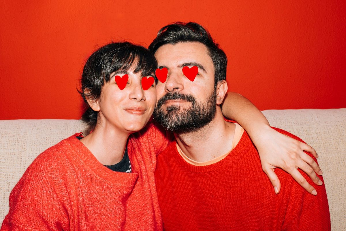 ερωτευμένο ζευγάρι αγκαλιά