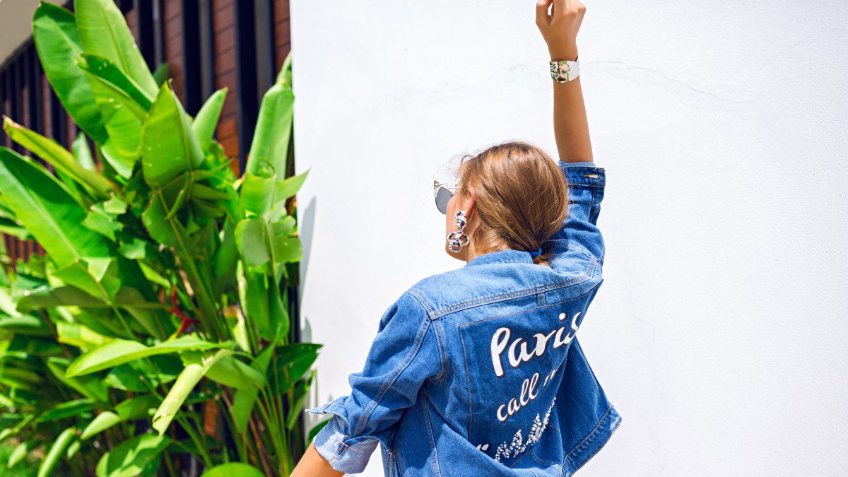 Καλοκαιρινό τζιν φοράει κοπέλα