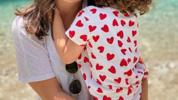 Κομμένη φωτογραφία της Ιωάννας Πιατά με την κόρη της