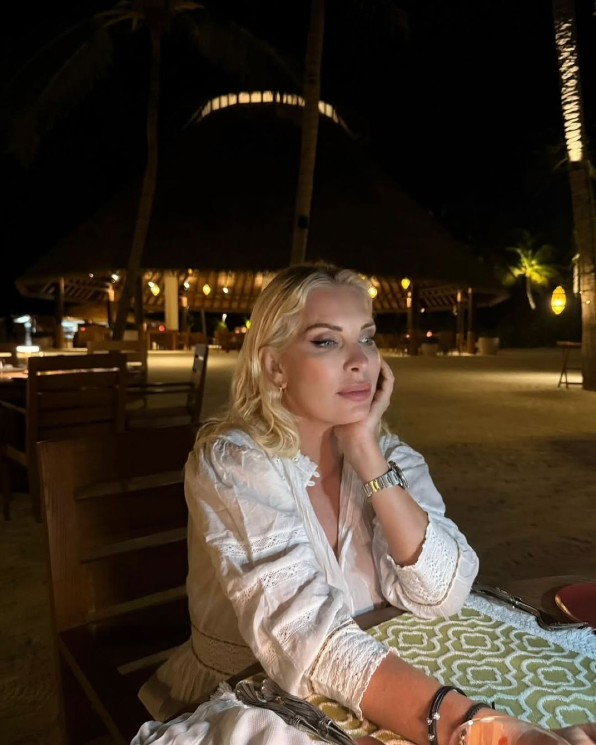 Η Ελένη Μενεγάκη στις Μαλβίδες