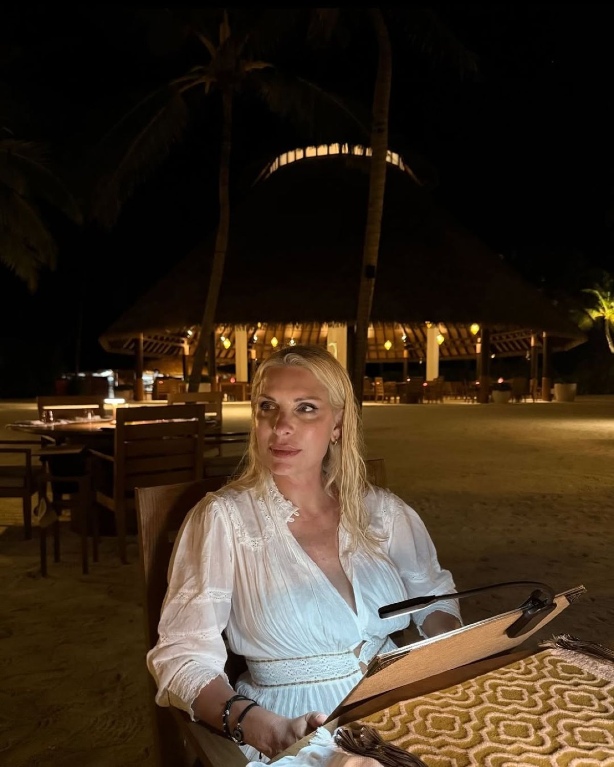 Η Ελένη Μενεγάκη στις Μαλβίδες