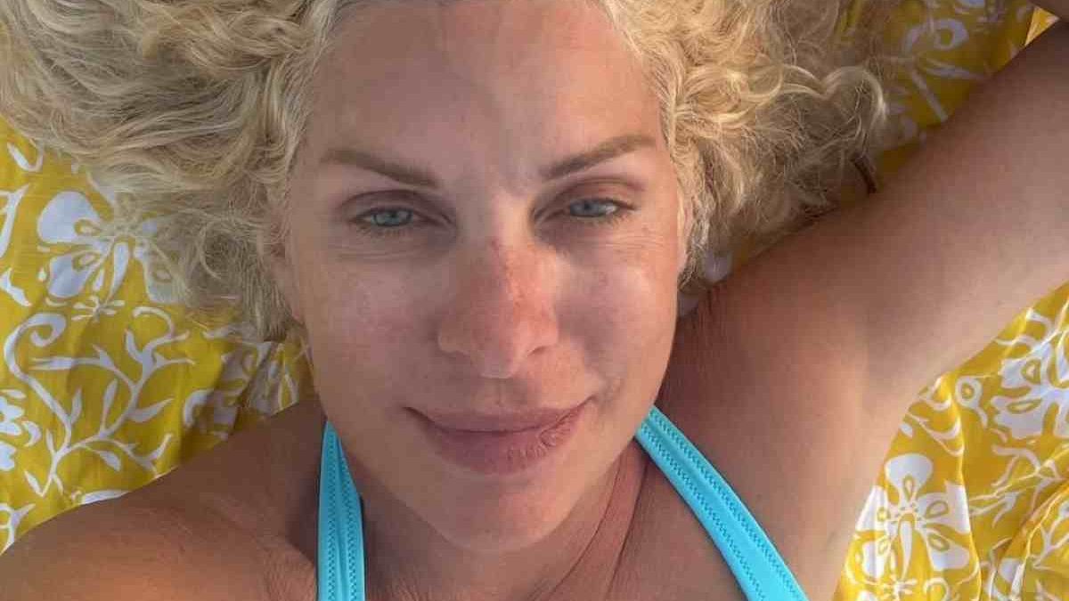 Η Ελένη Μενεγάκη στις Μαλβίδες