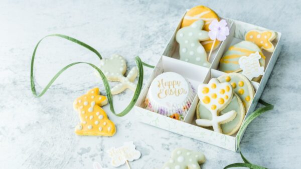 πασχαλινό καλάθι με γλυκά