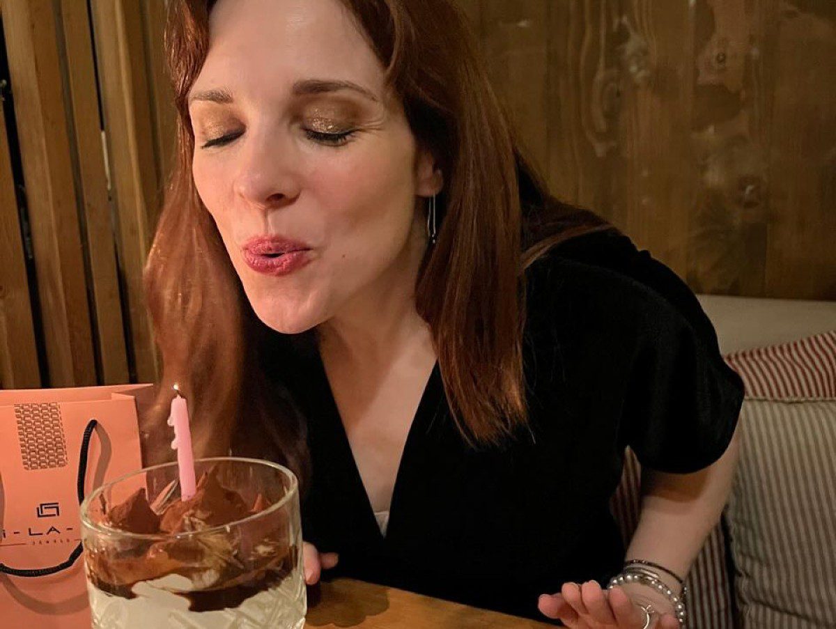 H Ευγενία Δημητροπούλου σβηνει κεράκια στην τούρτα της