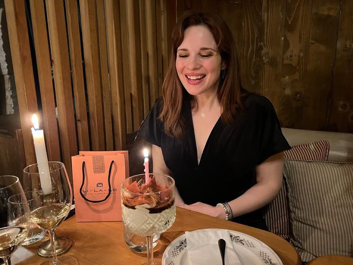 H Ευγενία Δημητροπούλου σβηνει κεράκια στην τούρτα της