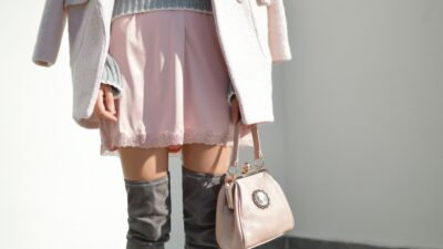 Μια κοπέλα με ροζ φούστα και γκρι μπότες