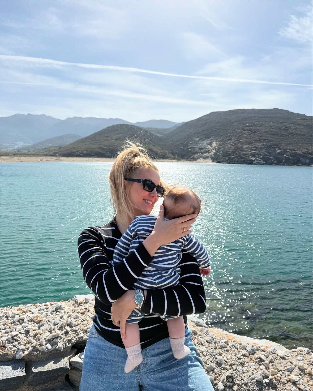 Η Φωτεινή Πετρογιάννη με τον γιο της στην Τήνο