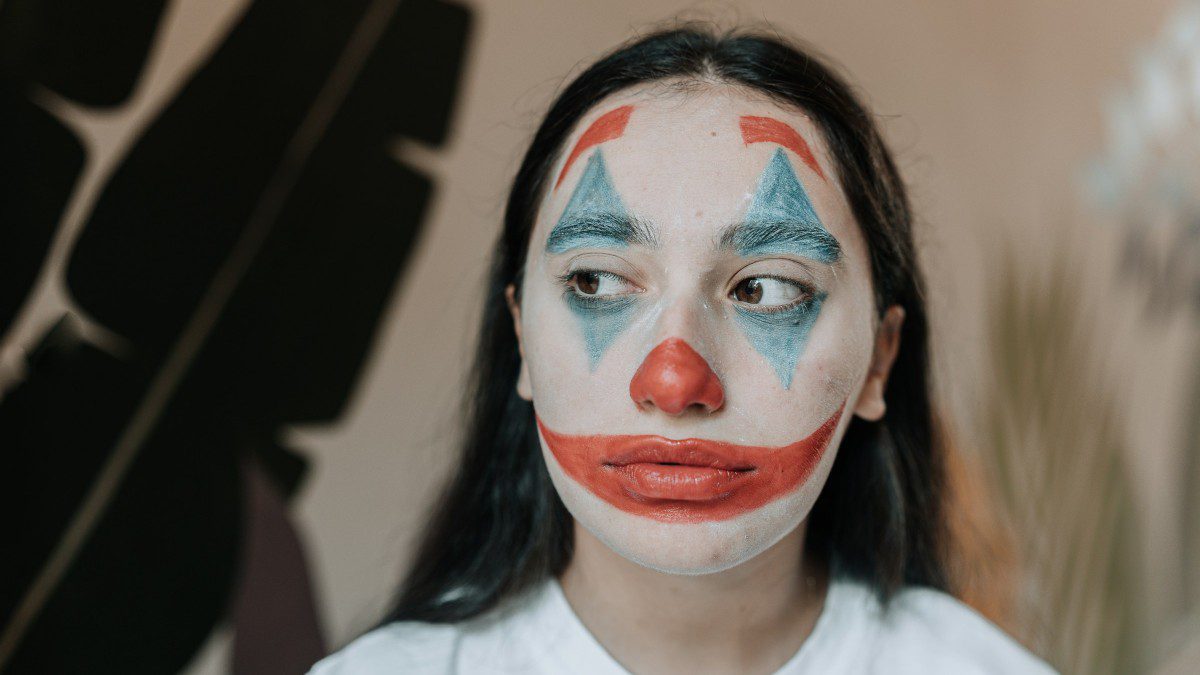 μια κοπέλα βαμμένη κλόουν