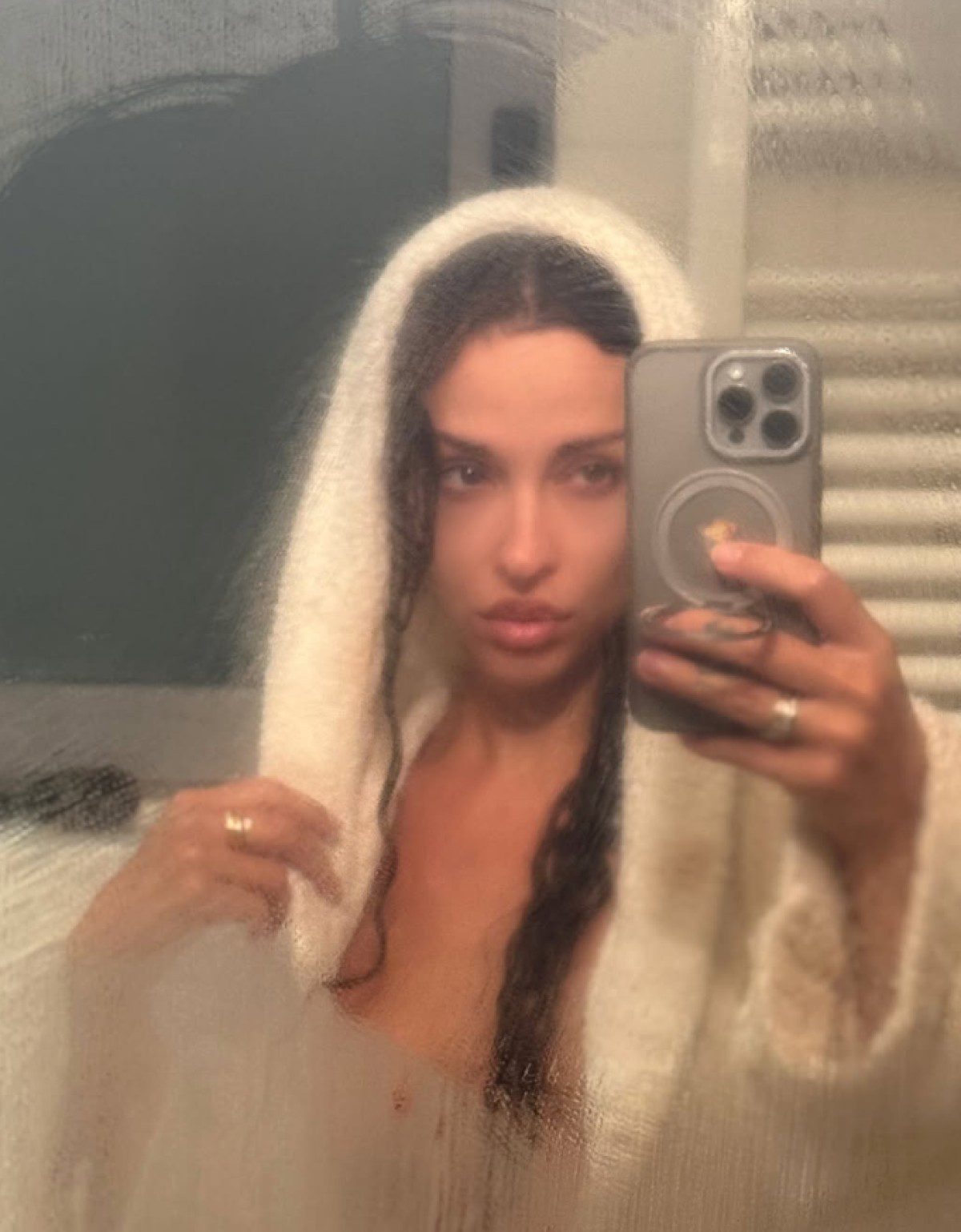 Η Ελένη Φουρέιρα στο μπάνιο του σπιτιού της με το μπουρνούζι