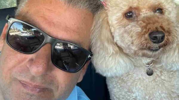 Ο Γιώργος Λιάγκας μαζί με τη σκυλίτσα του