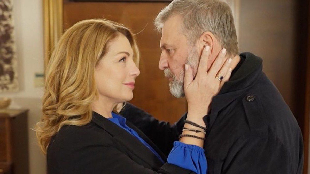 Γη της ελιάς Αθηνά Τζον