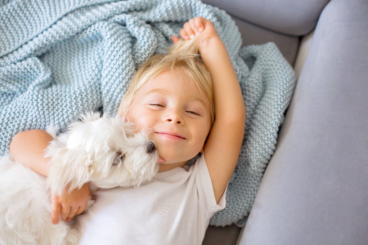 ένα κοριτσάκι με το σκυλάκι της