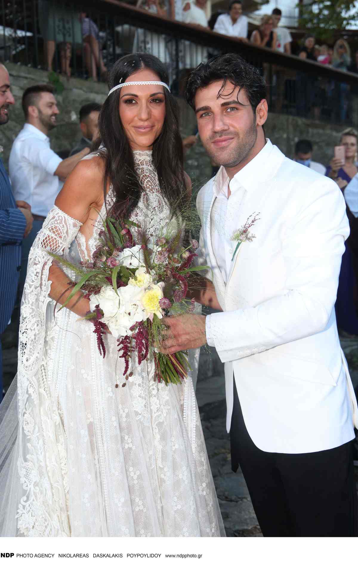 Η Ανθή Βούγλαρη με τον κουμπάρο της, Πέτρο Ιακωβίδη, στον γάμο της.