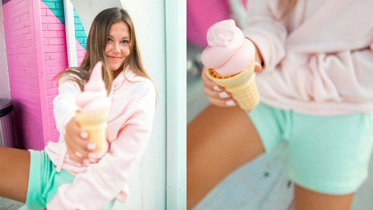 μια κοπέλα τρώει παγωτό