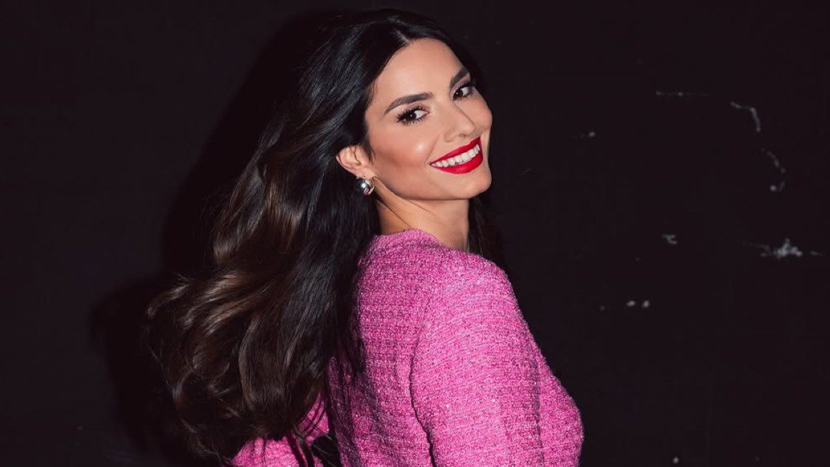 H Ηλιάνα Παπαγεωργίου με τουίντ ροζ σύνολο