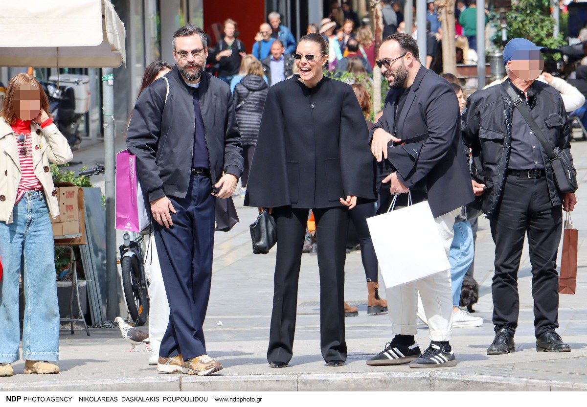 Η Βίκυ Καγιά με τους συνεργάτες της γελάει