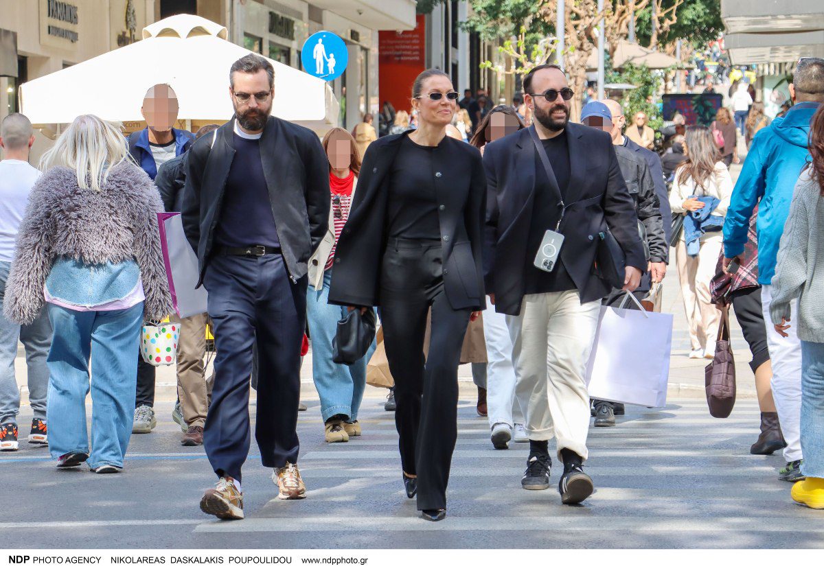 Η Βίκυ Καγιά περπατά με τους συνεργάτες της