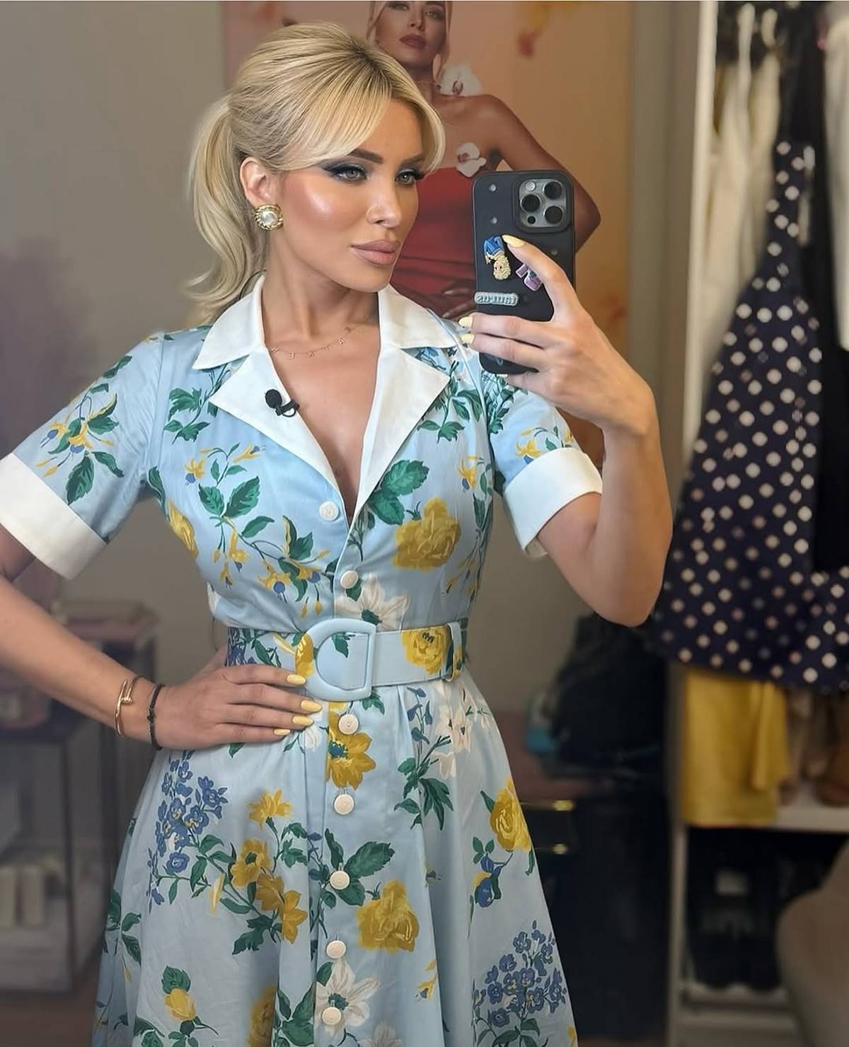 Κατερίνα Καινούργιου με φλοράλ φόρεμα