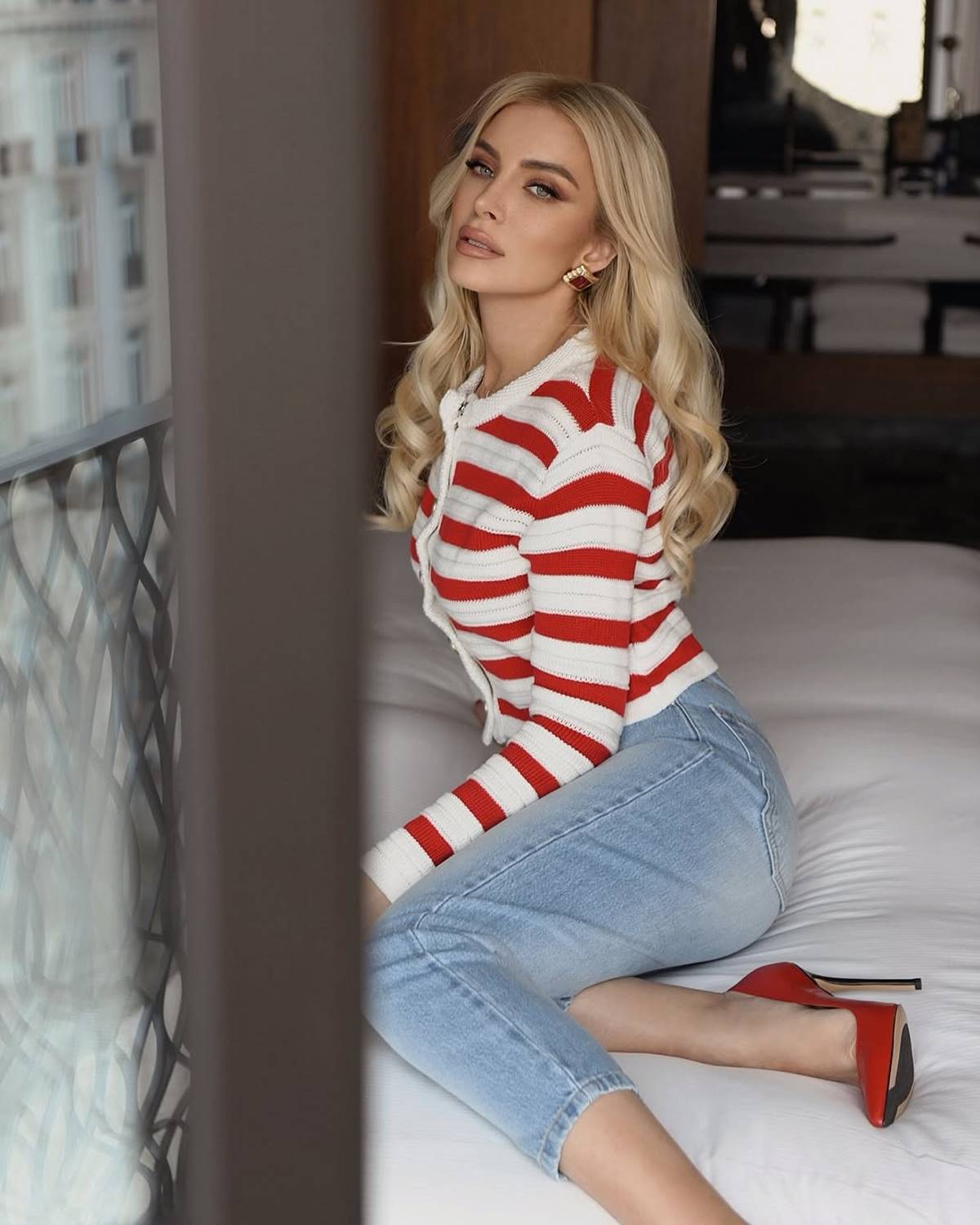 H Κατερίνα Καινούργιου πάνω στο κρεβάτι