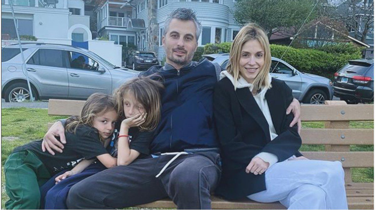 Η Σοφία Καρβέλα με τον πρώην σύζυγό της και τα παιδιά της