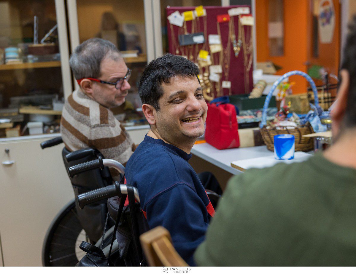 Ο Παναγιώτης από την ομάδα της Πόρτας Ανοιχτής