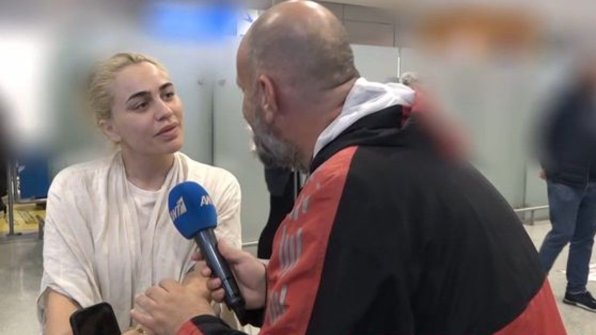 Η Κόνι Μεταξά και ο Γρηγόρης Μπάκας στο αεροδρόμιο