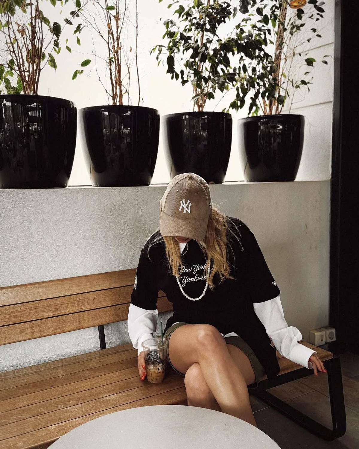 H Κόνι Μεταξά με αξεσουάρ 