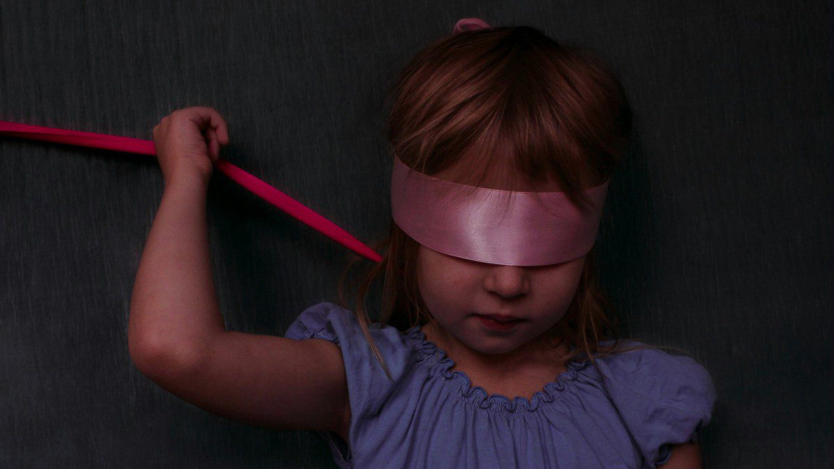 Ένα κοριτσάκι με κλειστά τα μάτια