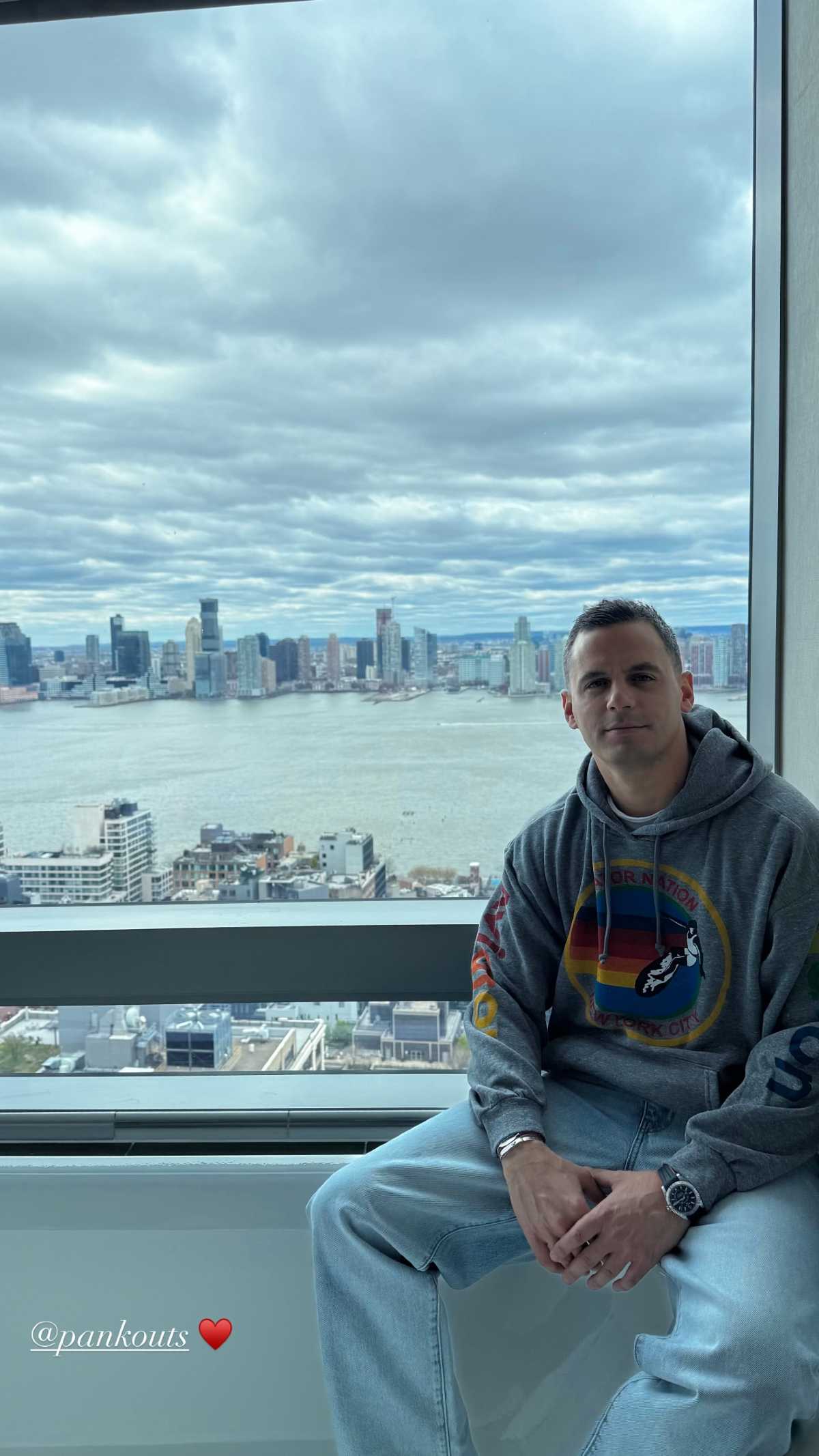 Η Κατερίνα Καινούργιου φωτογραφίζει τον Παναγιώτη Κουτσουμπή στη Νέα Υόρκη